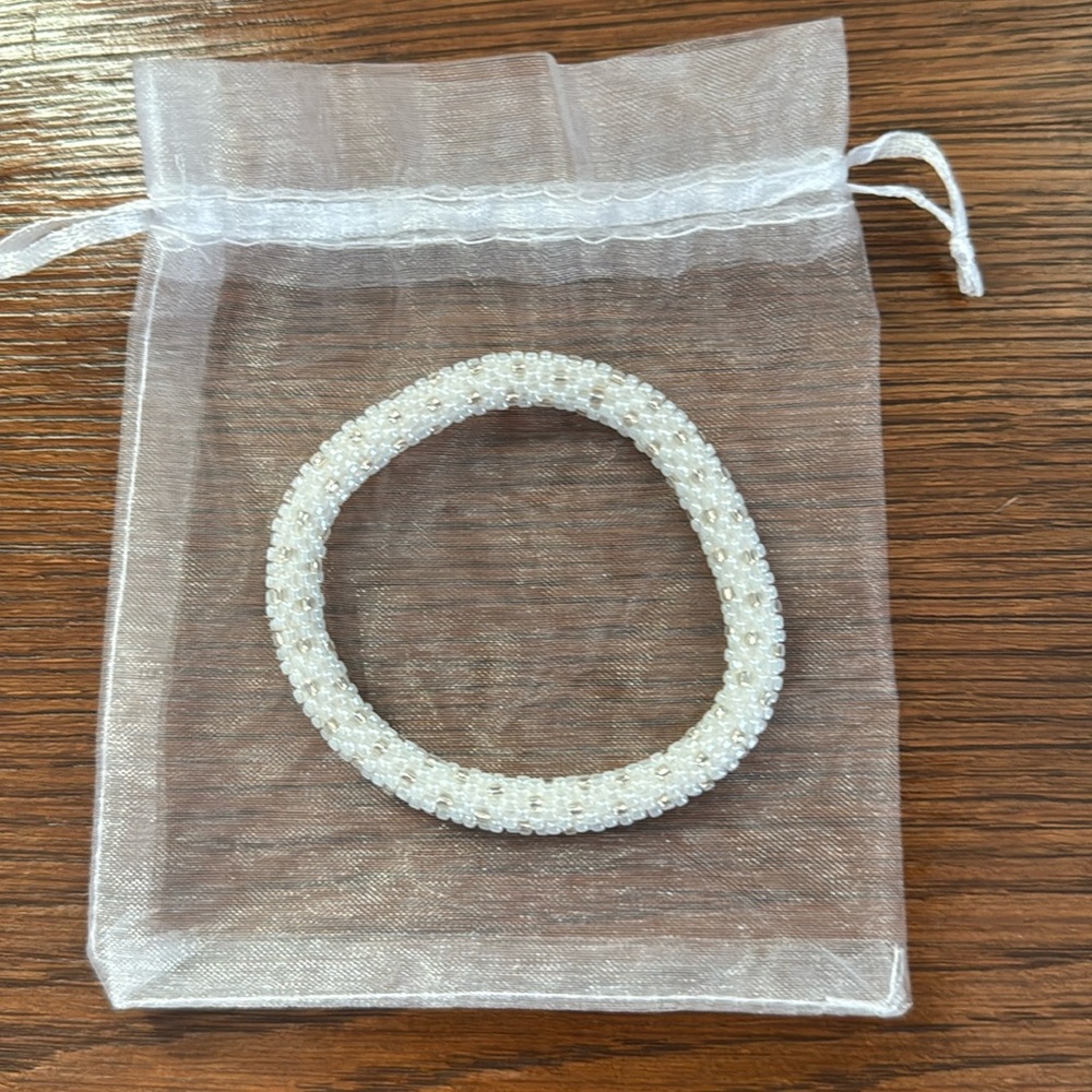 🤍Sashka beaded glass bracelet in white/silver beads. Comes with mesh pouch.